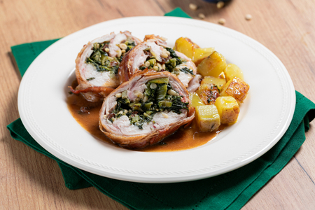 Kaninchenroulade mit Pinienkernen und Rosinen