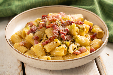 Pasta mit Porree, Pecorino und Pancetta