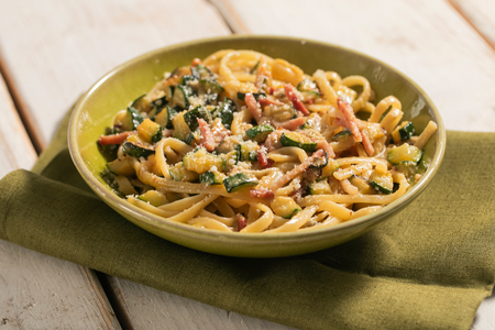 Pasta mit Zucchini, Speck und Gorgonzola