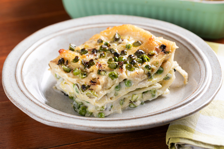 Vegane Lasagne mit Spargel und Erbsen