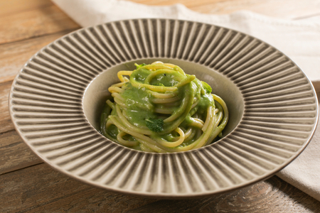 Spaghetti mit Frühlingszwiebel- und Taleggio-Creme