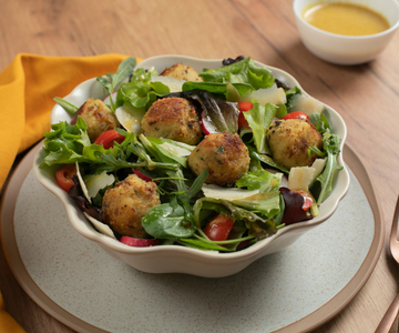 Kartoffel-Kichererbsen-Bällchen im Salat