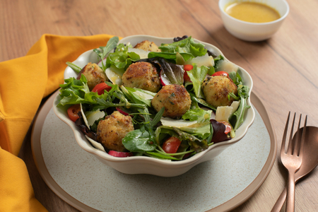 Kartoffel-Kichererbsen-Bällchen im Salat