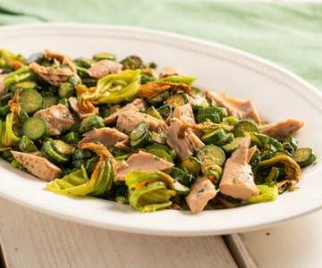Zucchini mit Thunfisch in der Pfanne