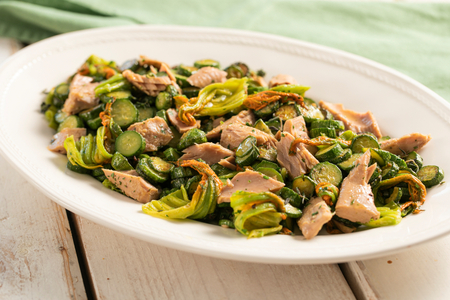 Zucchini mit Thunfisch in der Pfanne