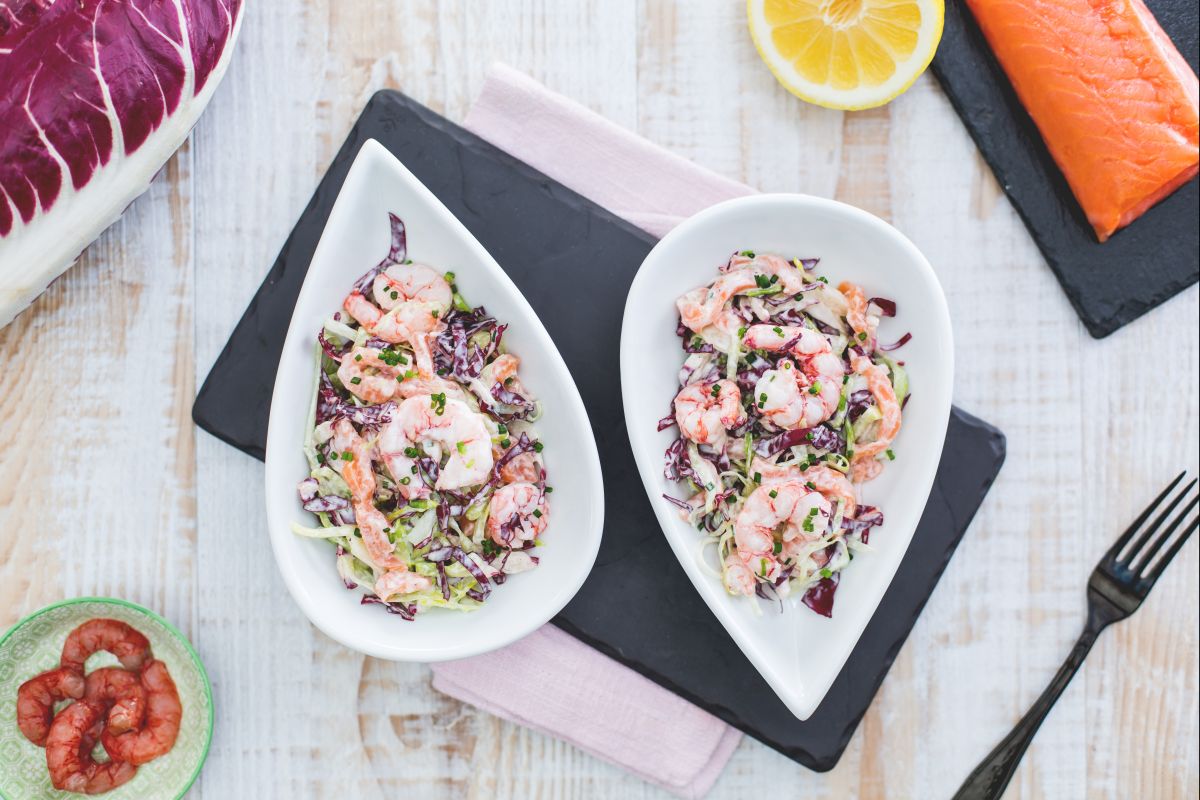 Joghurt-Salat mit Lachs und Garnelen