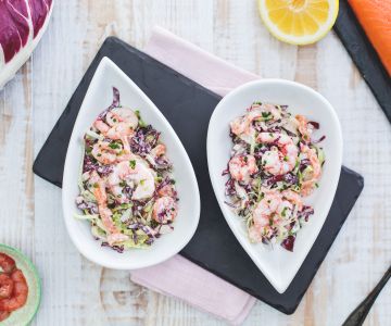 Joghurt-Salat mit Lachs und Garnelen