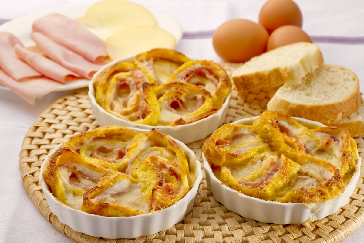 Omeletterolle mit Schinken und Scamorza