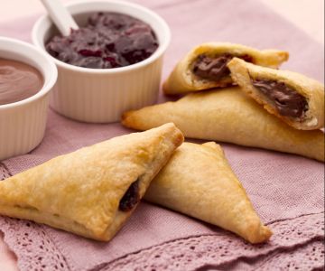Ricotta-Ecken mit Kirschmarmelade