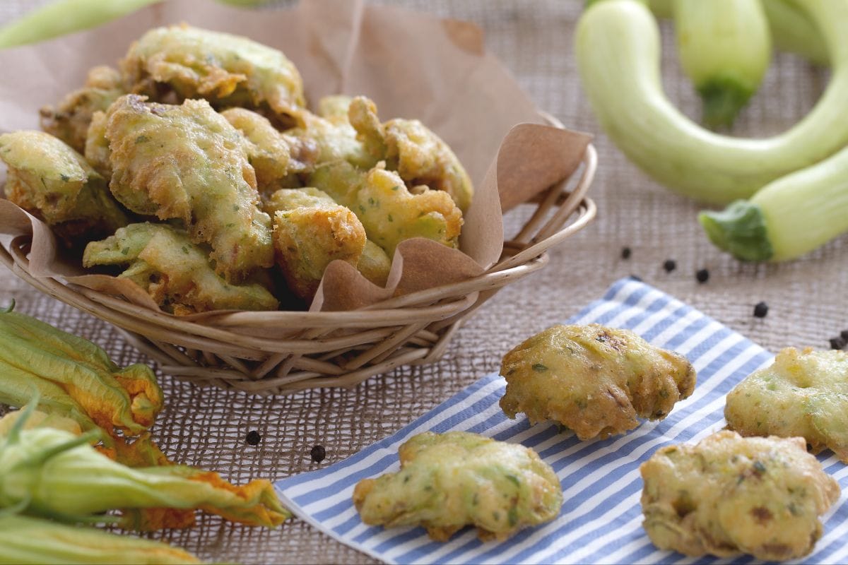 Krapfen mit Trompetenzucchini und deren Blüten