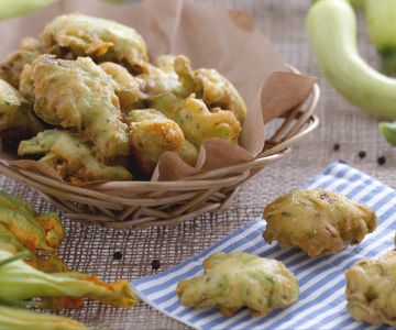Krapfen mit Trompetenzucchini und deren Blüten