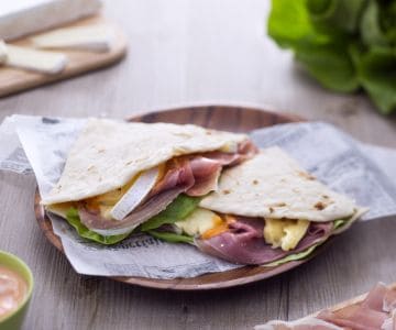 Piadina mit Rohschinken, Brie, Salat und Cocktailsauce