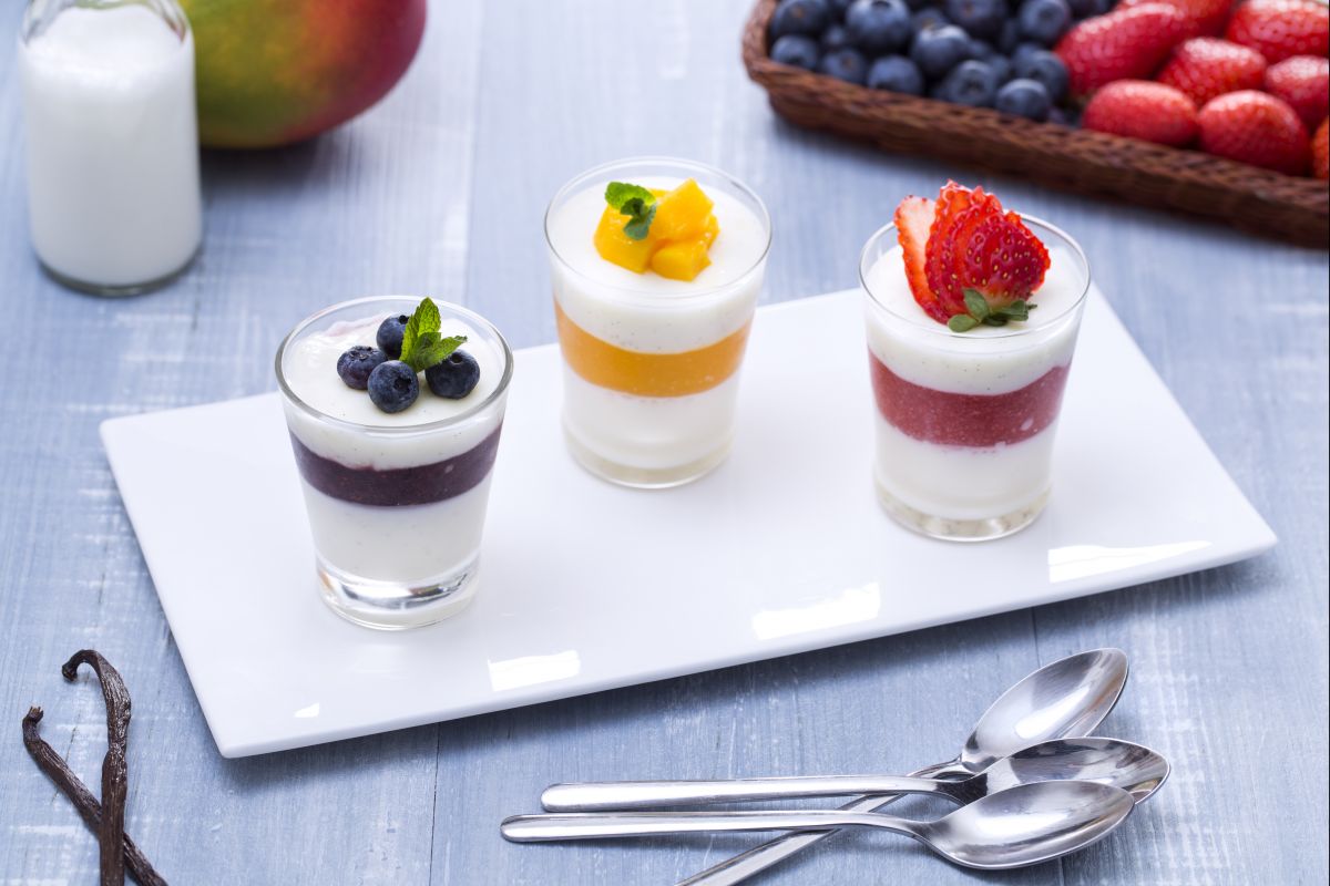 Trio aus Panna Cotta mit Erdbeeren, Heidelbeeren und Mango