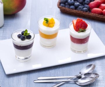 Trio aus Panna Cotta mit Erdbeeren, Heidelbeeren und Mango