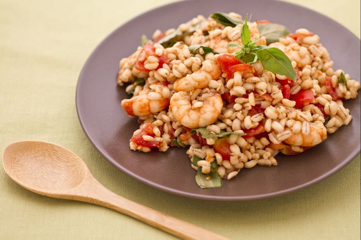 Gerstensalat mit Sardellen, Garnelen und Kirschtomaten