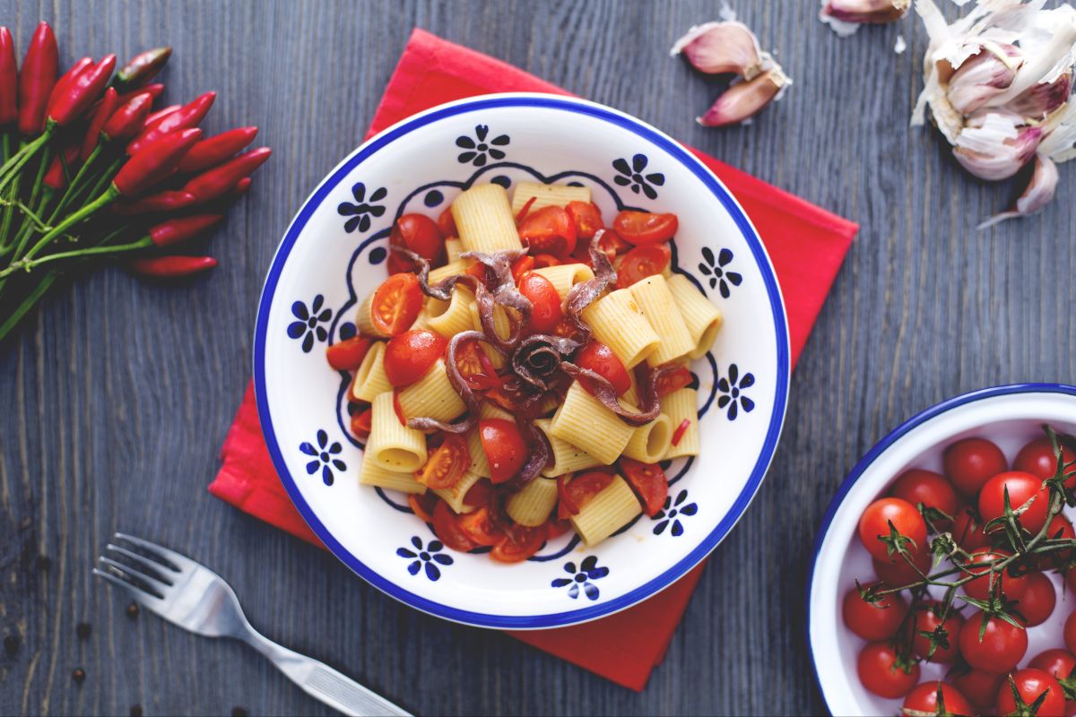 Mezze Maniche mit Kirschtomaten und Sardellen