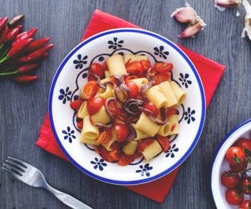 Mezze Maniche mit Kirschtomaten und Sardellen