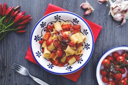 Mezze Maniche mit Kirschtomaten und Sardellen