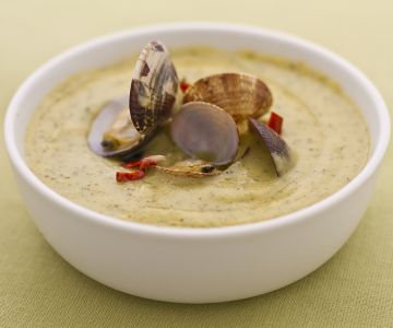 Venusmuscheln auf Zucchinisamtsuppe