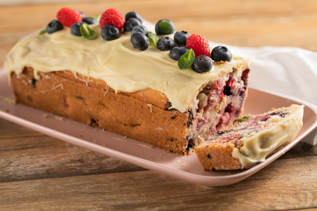Veganer Rührkuchen mit Blaubeeren und Himbeeren
