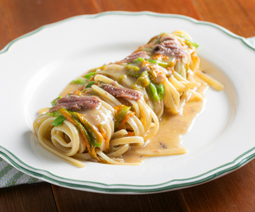 Pasta mit Zucchiniblüten und Sardellen