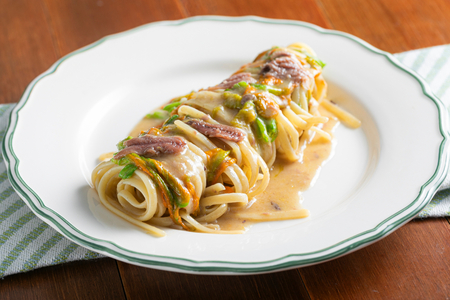 Pasta mit Zucchiniblüten und Sardellen