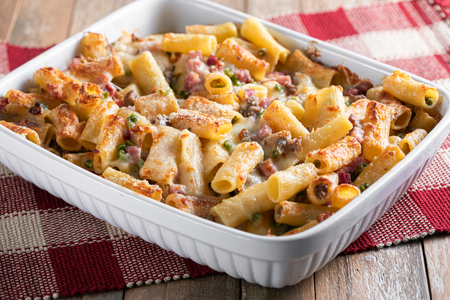 Nudelauflauf mit Salsiccia und Erbsen