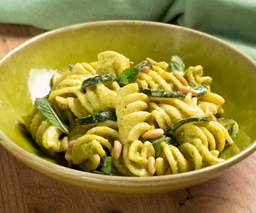 Pasta mit Zucchini?Creme, Ziegenfrischkäse, Zitrone und Kurkuma