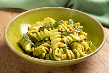 Pasta mit Zucchini?Creme, Ziegenfrischkäse, Zitrone und Kurkuma