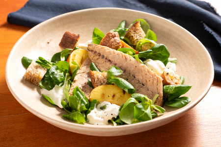 Salat mit Pfirsichen und Makrele