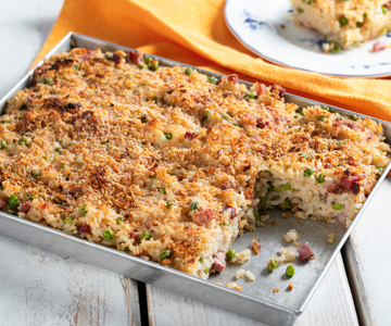 Überbackener Reis mit Käse, Erbsen und Speck