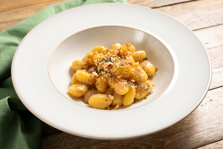 Glutenfreie Gnocchi mit Butter, Sardellen und Kräutern