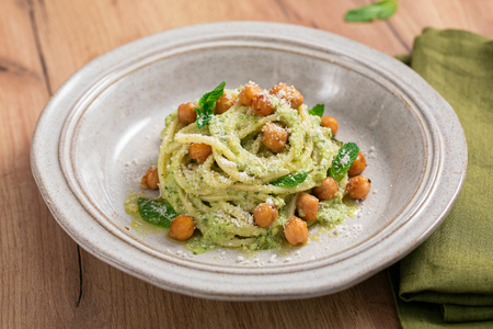Spaghetti mit Zucchini, Kichererbsen und Minze