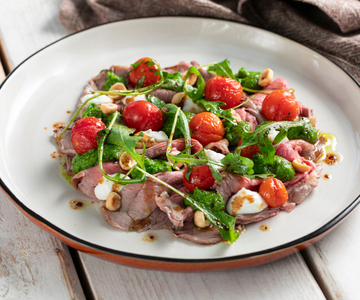 Roastbeef mit Rucola-Pesto, Kirschtomaten und Ziegenkäse