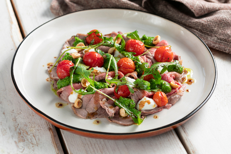 Roastbeef mit Rucola-Pesto, Kirschtomaten und Ziegenkäse