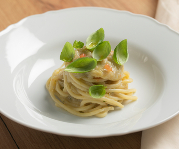 Spaghettoni mit Frühlingszwiebeln und Peperoncino