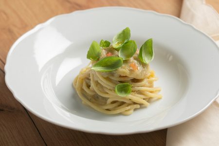Spaghettoni mit Frühlingszwiebeln und Peperoncino