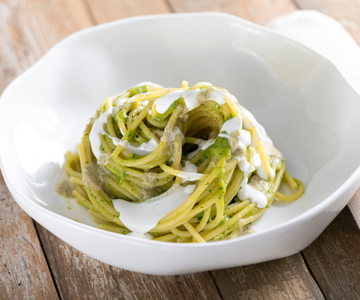 Cremige Pasta mit Zucchini, Provola und Kapern