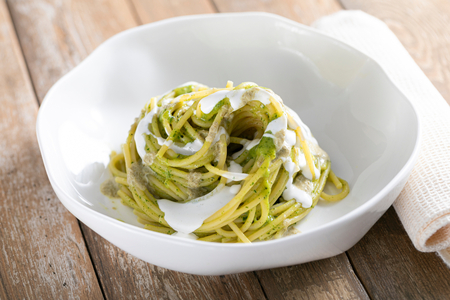 Cremige Pasta mit Zucchini, Provola und Kapern