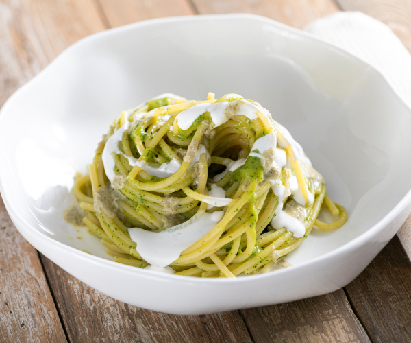 Cremige Pasta mit Zucchini, Provola und Kapern