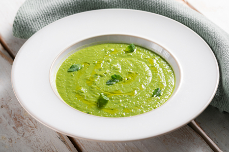 Suppe mit dicken Bohnen und Erbsen