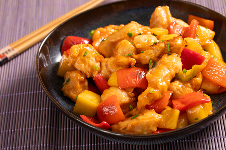 Süß-saures Hähnchen mit Paprika und Ananas