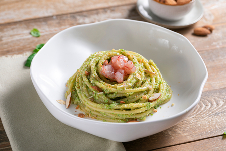 Pasta mit Friggitelli und rohen roten Garnelen