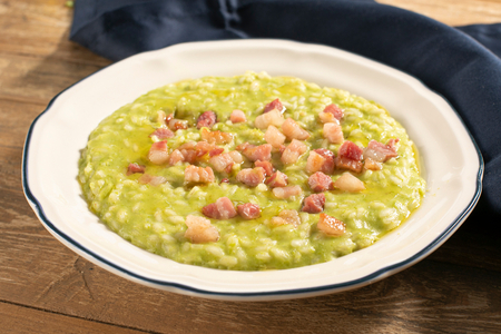Risotto mit Erbsencreme, Taleggio und knusprigem Speck
