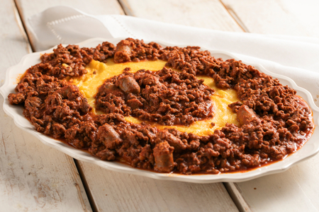 Polenta mit Bruscitt in Tomatensoße