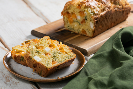 Herzhafter Plumcake mit Rucola, Ziegenkäse und Aprikosen