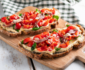 Bruschetta mit Kirschtomaten, Hummus und Sardellen