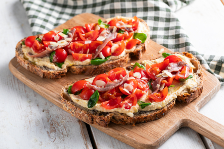 Bruschetta mit Kirschtomaten, Hummus und Sardellen