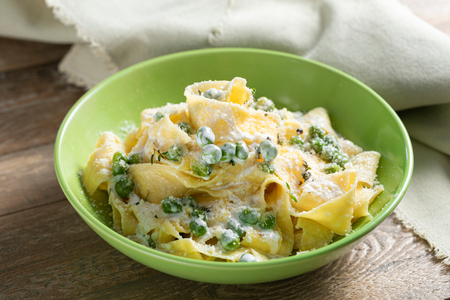 Pasta mit Sahne und Erbsen