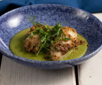 Gefüllte Calamari nach sizilianischer Art auf Erbsencreme